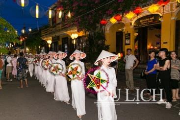 50 cô gái Ký Ức Hội An trong trang phục áo dài, nón lá rước đèn ông sao tại phố cổ Hội An
